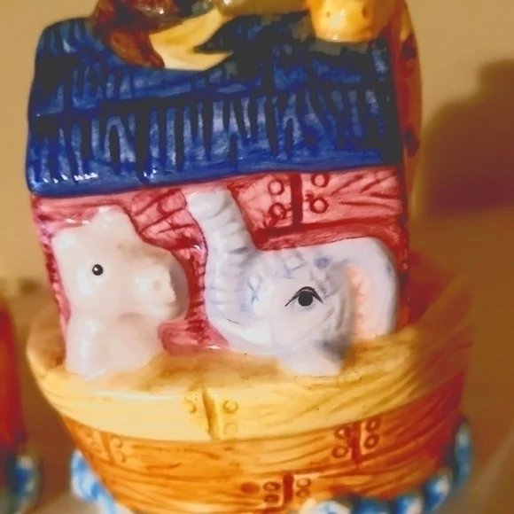 Noah's Ark Salt and Pepper Shakers‎Ceramic Collectable Vintage set of 2